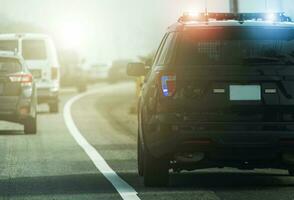 autopista policía patrulla crucero en lado de un la carretera foto