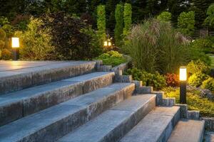 ajardinado jardín con hormigón escalera y decorativo iluminación foto