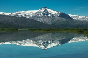 lago reflexiones en el saltfjellet svartisen nacional parque foto