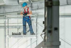 profesional hvac técnico trabajador en andamio foto