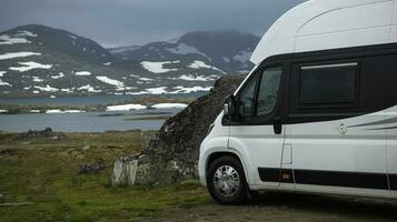 Noruega camper camioneta salvaje cámping siguiente a glacial montaña lagos foto