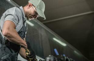 automotor caucásico mecánico a trabajo foto