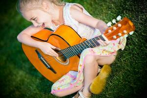 pequeño guitarra jugador foto