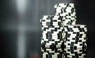pilas de negro y blanco casino póker papas fritas. foto