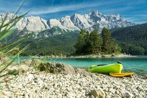 turismo kayac en el escénico eibsee lago en Baviera Alemania foto