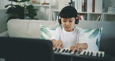 linda chico disfrutar a aprendizaje jugando piano a hogar foto