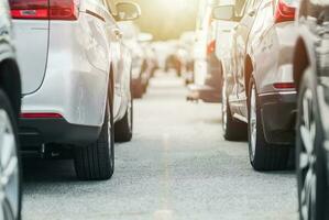 público estacionamiento lleno de carros foto