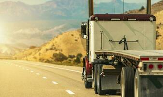 semi camión con cama plana remolque en un escénico Utah la carretera foto