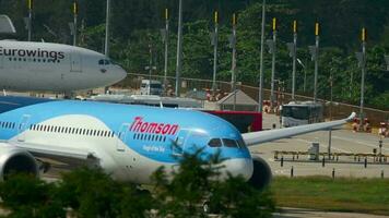 Phuket, Tailandia 26 de noviembre de 2016 - tui airways thomson boeing 787 dreamliner g tuid turn runway antes de la salida en el aeropuerto de phuket. clima lluvioso video