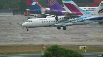 phuket, tailandia 1 de diciembre de 2016 - bangkok airways atr 72 hs pze acercándose y aterrizando en el aeropuerto de phuket. camara lenta video