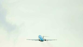 amsterdam, das Niederlande Juli 24, 2017 - - klm Stadthüpfer Fokker 70 ph kzb Abfahrt beim Runway 36l Polderbaan. Schiffshol Flughafen, amsterdam, Holland video