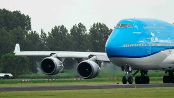 amsterdam, das Niederlande Juli 25, 2017 - - klm königlich Niederländisch Fluggesellschaften boeing 747 ph bfv Vor nehmen aus beim Polderbaan 36 l, Schiffshol Flughafen, amsterdam, Holland video