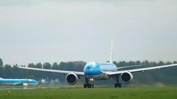 amsterdam, de nederländerna juli 25, 2017 - klm kunglig dutch flygbolag boeing 777 ph bvs flyg klm 861 till tokio nrt avresa på bana polderbaan 36l, shiphol flygplats, amsterdam, holland video