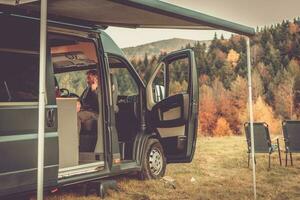 viajero relajante en su camper camioneta foto