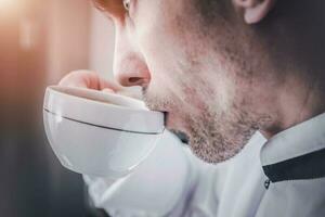 hombres con taza de café foto