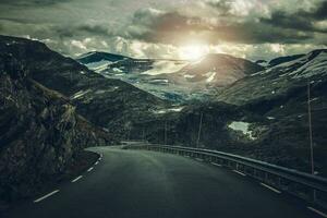 dramático alpino la carretera en Noruega foto