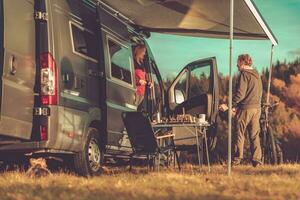 camper camioneta rv empollando en remoto sitio foto