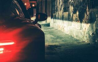 lujo coche en el oscuro ciudad callejón foto
