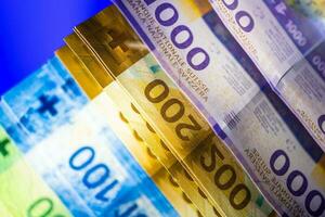 suizo francos billetes en un vidrioso escritorio foto