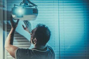 hombres ajustando hogar multimedia proyector foto