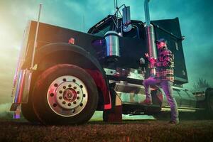profesional camionero consiguiendo dentro su americano semi tractor foto