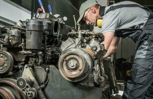 Rebuilding Heavy Duty Coach Bus Diesel Engine photo