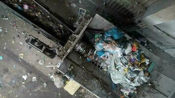 aéreo Visão do trabalhando lixo triturador dentro desperdício Ordenação instalação. video