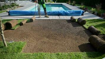 Landschaftsbau Arbeiter liefern Neu Rollen von natürlich Gras Rasen entlang das am Pool video