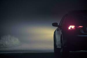 conducción en denso niebla a noche foto