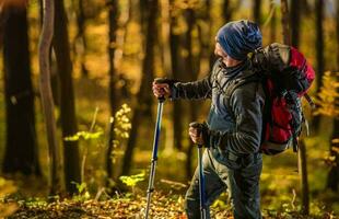 caucásico caminante en el bosque foto