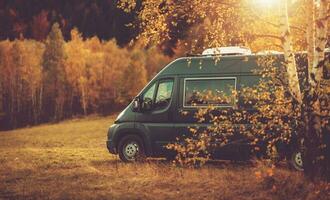 otoño follaje rv camper camioneta la carretera viaje foto