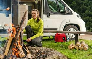 mujer en su 30s con rv camper camioneta cámping solo foto