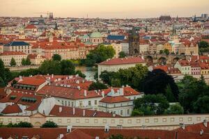 Praga paisaje urbano a puesta de sol foto