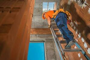 contratista en un escalera dentro recién construido edificio foto