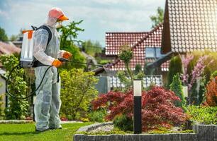 jardín insecticida por profesional jardinero foto