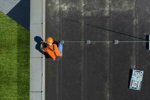 técnico instalando relámpago proteccion varilla en parte superior de edificio foto