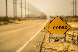 inundado la carretera advertencia firmar foto