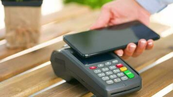 kontaktlös betalning med smartphone. trådlös betalning begrepp video