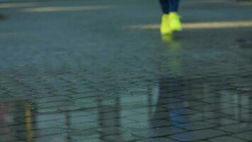 fêmea Esportes mulher corrida ao ar livre, pisar para dentro poça. solteiro corredor corrida dentro chuva, fazer splash. lento movimento video