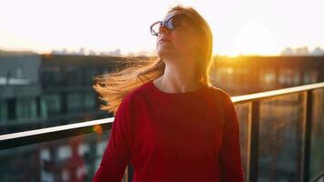 Frau nehmen Selfie auf das Balkon. schleppend Bewegung video