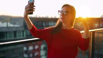 kvinna tar selfie på de balkong. långsam rörelse video