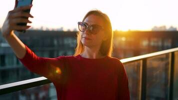 femme prise selfie sur le balcon. lent mouvement video