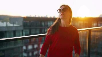 vrouw nemen selfie Aan de balkon. langzaam beweging video