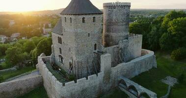 antenne visie van de kasteel in bedzin Bij zonsondergang, bovenste Silezië, Polen video