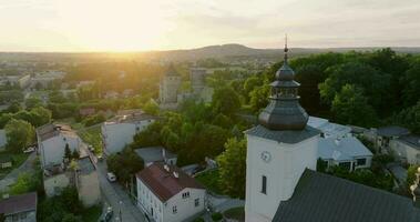 aéreo ver de el castillo en bezín a atardecer, Superior silesia, Polonia video