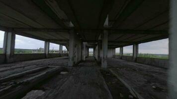 fpv dar vliegt snel en wendbaar tussen verlaten industrieel gebouwen en in de omgeving van een graafmachine video