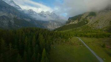 fpv maneggevole volo vicino il lago oeschinensee nel svizzero Alpi, Svizzera. video