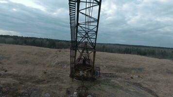 fpv drone mouches maniable près rouillé abandonné en marchant excavatrice video