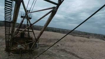 fpv dar vliegt wendbaar in de buurt roestig verlaten wandelen graafmachine video