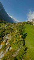 fpv maneggevole volo vicino il lago oeschinensee nel svizzero Alpi, Svizzera. video